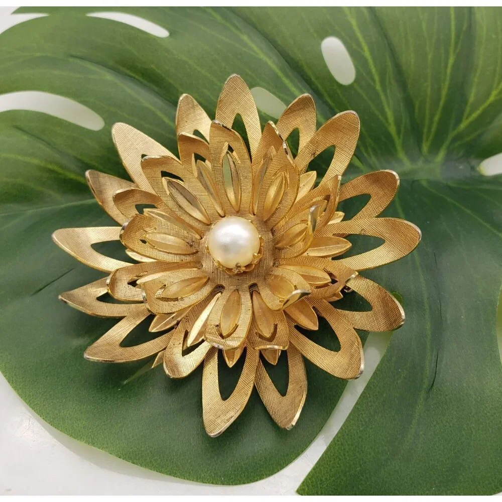 Vtg 1960s Emmons Goldtone Blooming Dahlia Flower Petal Brooch Faux Pearl Center